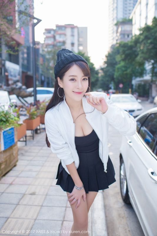 爱蜜社美女王曼妮街拍写真清纯迷人