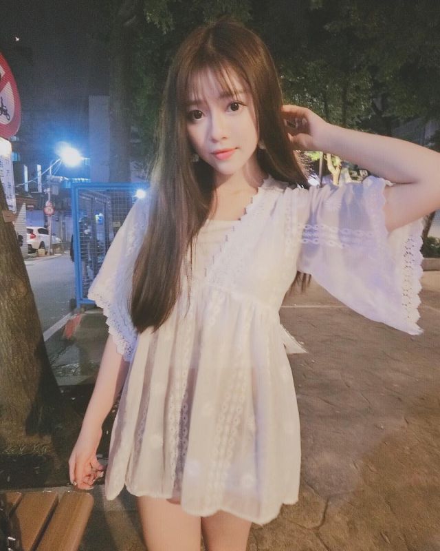 台湾美女曾纯砂自拍照酥胸诱人