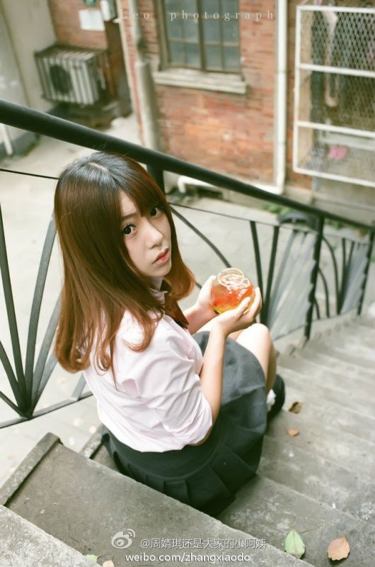 90后美女showgirl张佳妮高清图片合辑