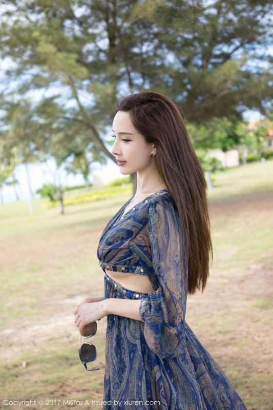 沙滩女神周妍希比基尼诱人写真