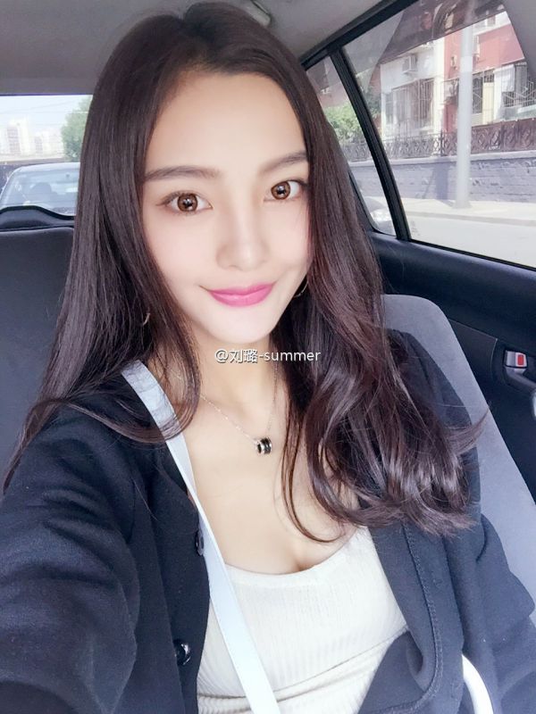 中国女演员模特刘璐summer微博养眼写真片