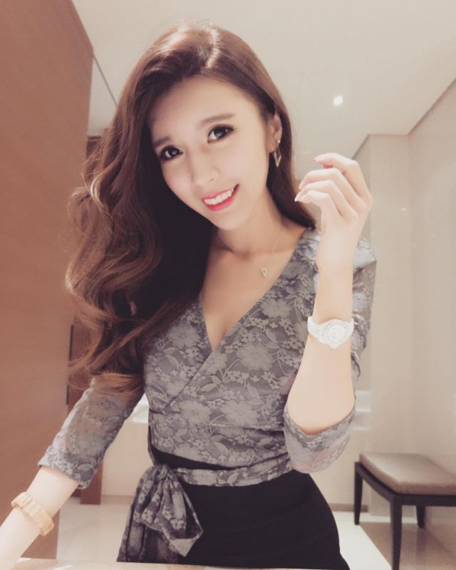 台湾美女刘子瑜材性感自拍照酥胸诱惑