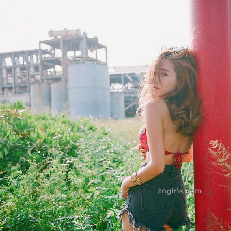 长腿正妹吕妍芯私房写真比基尼诱人