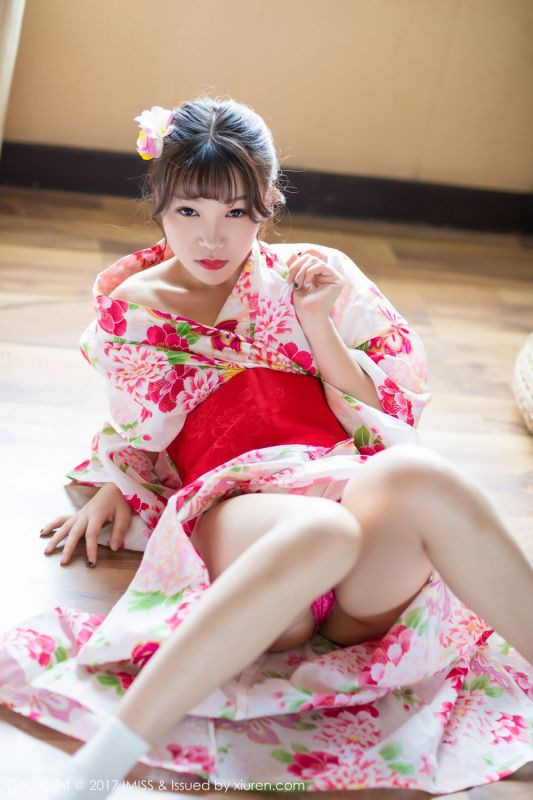 青涩美女芝芝Booty日系和服迷你比基尼