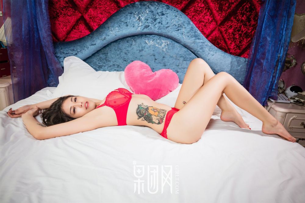 美女御姐酸酱兔私房内衣写真