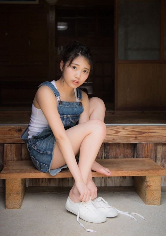 日本少女松下玲绪菜沙滩比基尼写真