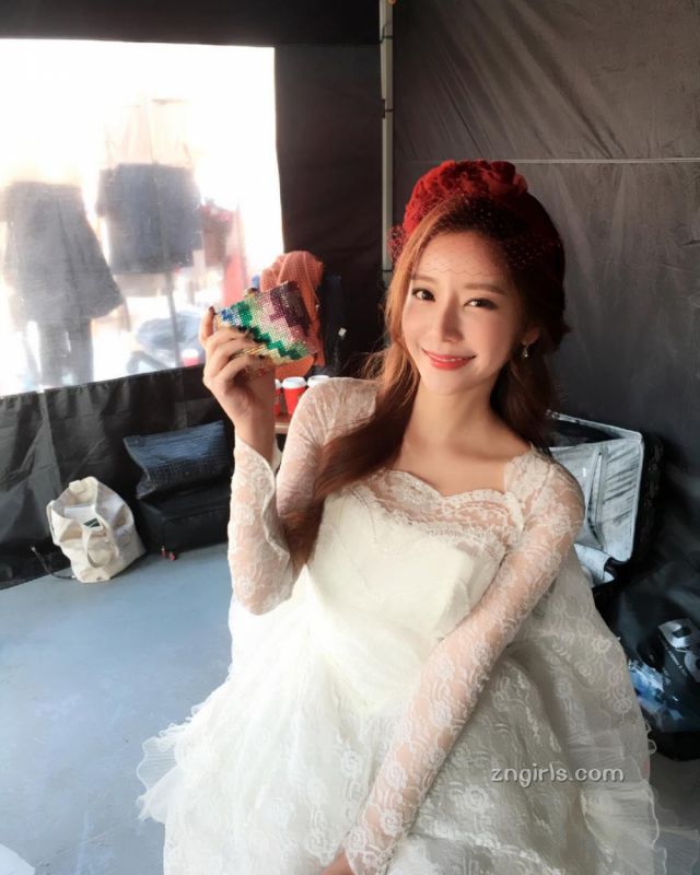 韩国美女金贞延街拍写真气质迷人