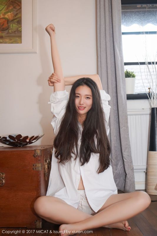 白嫩少女画画sugar私房写真美腿迷人
