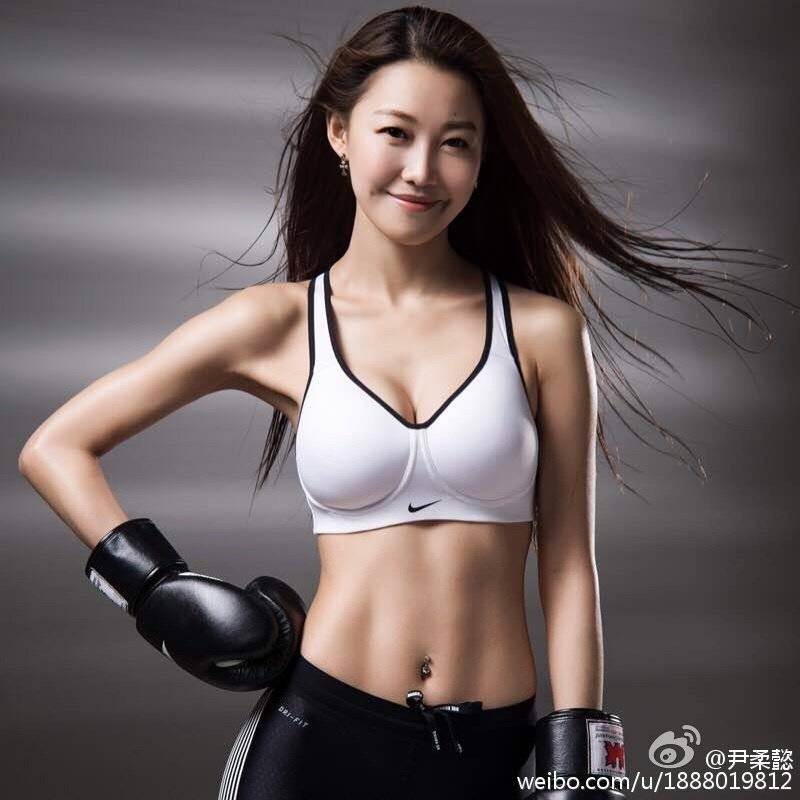 性感健身美女尹柔懿自拍写真图片