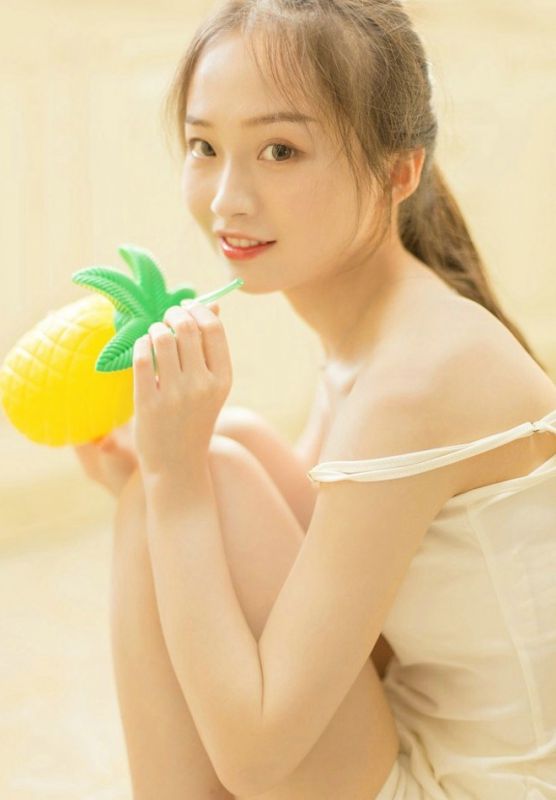 气质清新脱俗居家美女白色吊带性感小内裤私房写真