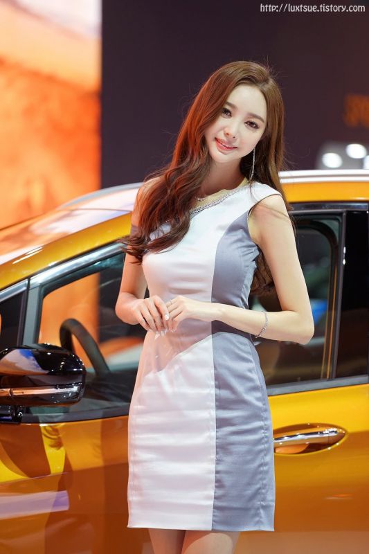 韩国美女车模郑恩惠车展写真笑容迷人