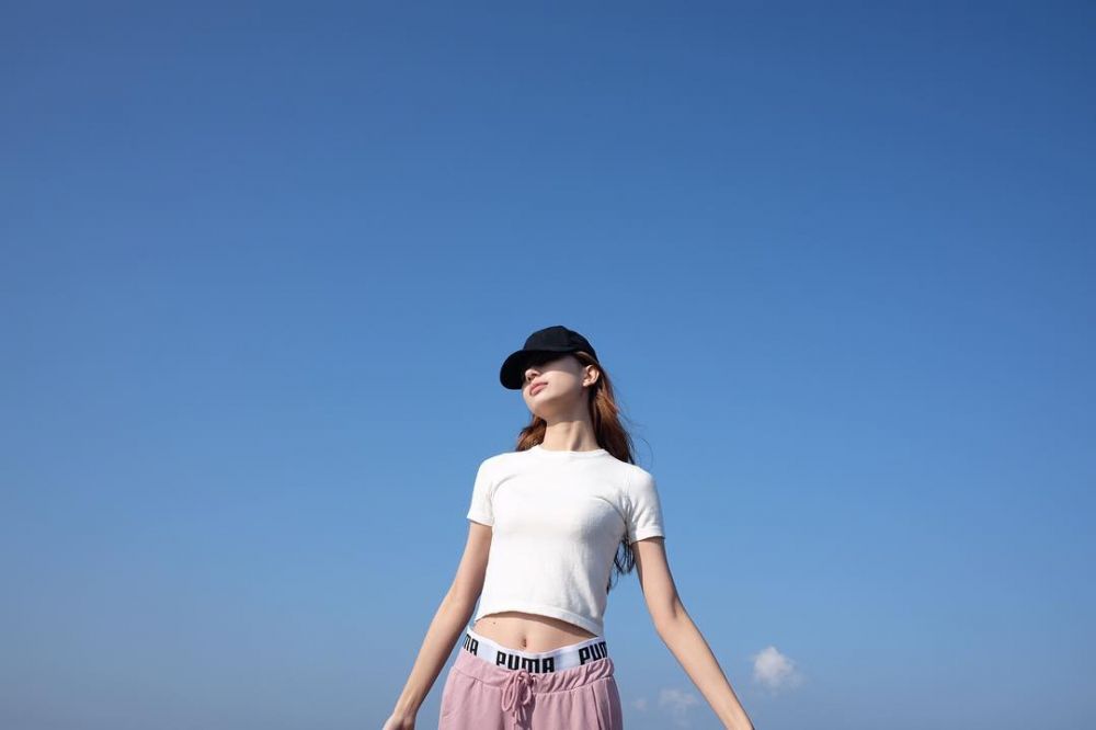 中德混血美女郑伊庭甜美生活照
