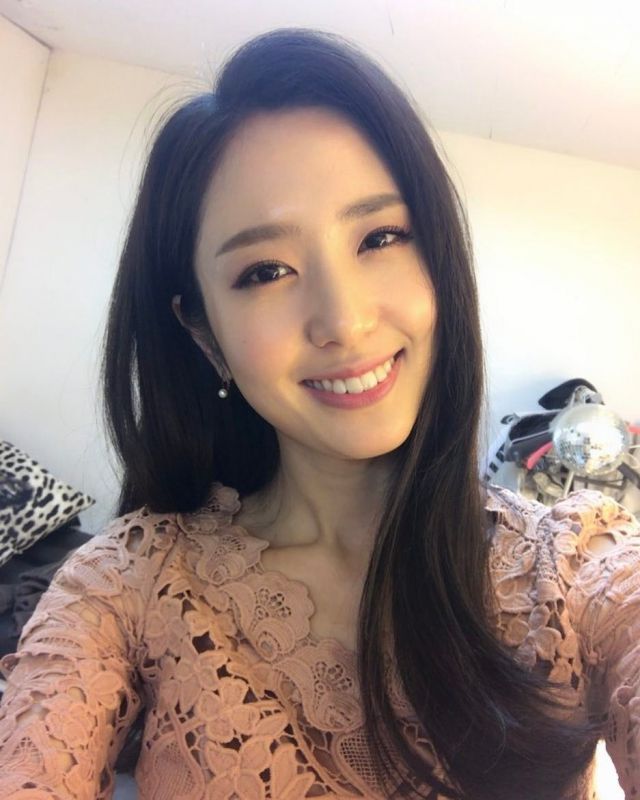 美女播报员郑珠姬清纯生活照高雅迷人