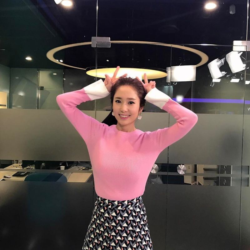 美女播报员郑珠姬清纯生活照高雅迷人
