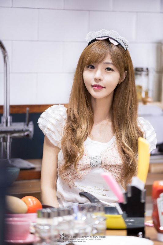 韩国美女徐珍儿短裙写真丰满迷人