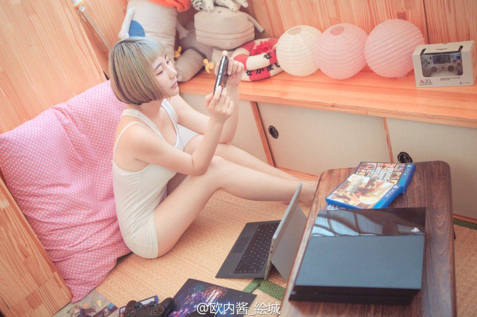 漂亮女模特x叉魅日系风格艺术写真
