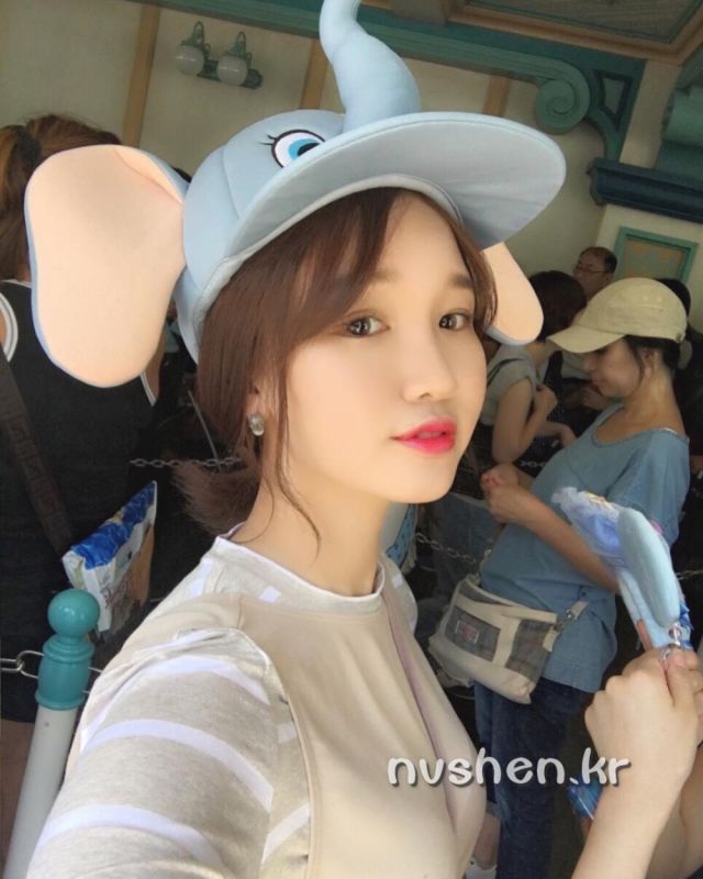 清纯少女Ahrimei深V比基尼自拍美胸迷人