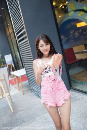 爱蜜社美女王曼妮街拍写真清纯迷人