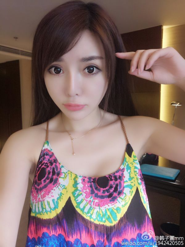 性感养眼美女韩子萱微博私拍写真