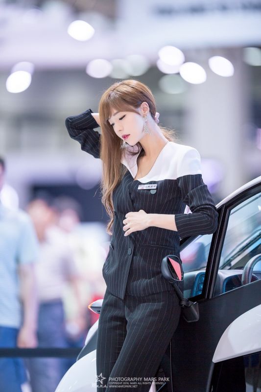 韩国美女车模徐珍儿高清车展写真