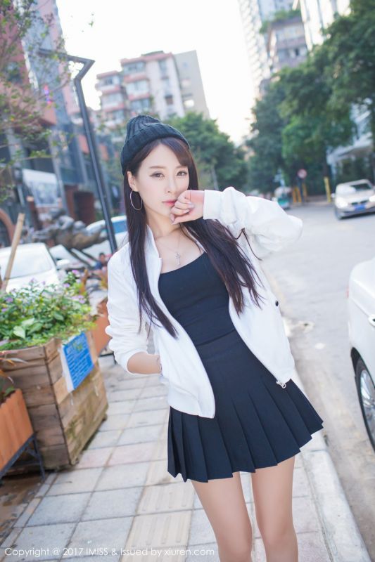 爱蜜社美女王曼妮街拍写真清纯迷人