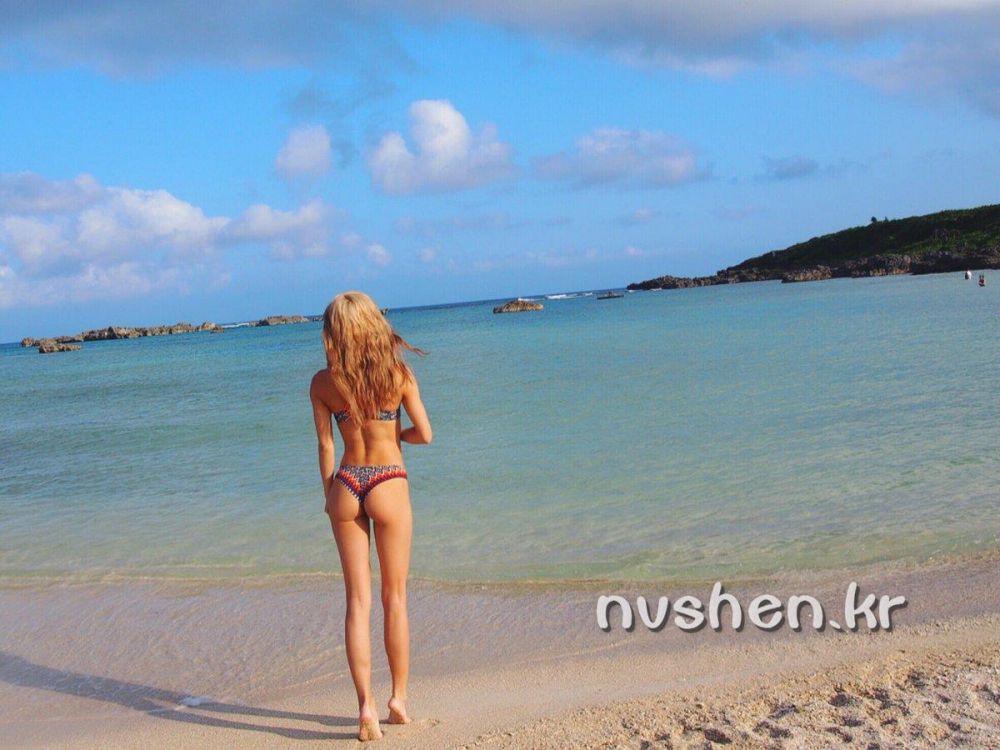 日本美女小原优花私房自拍照秀马甲线