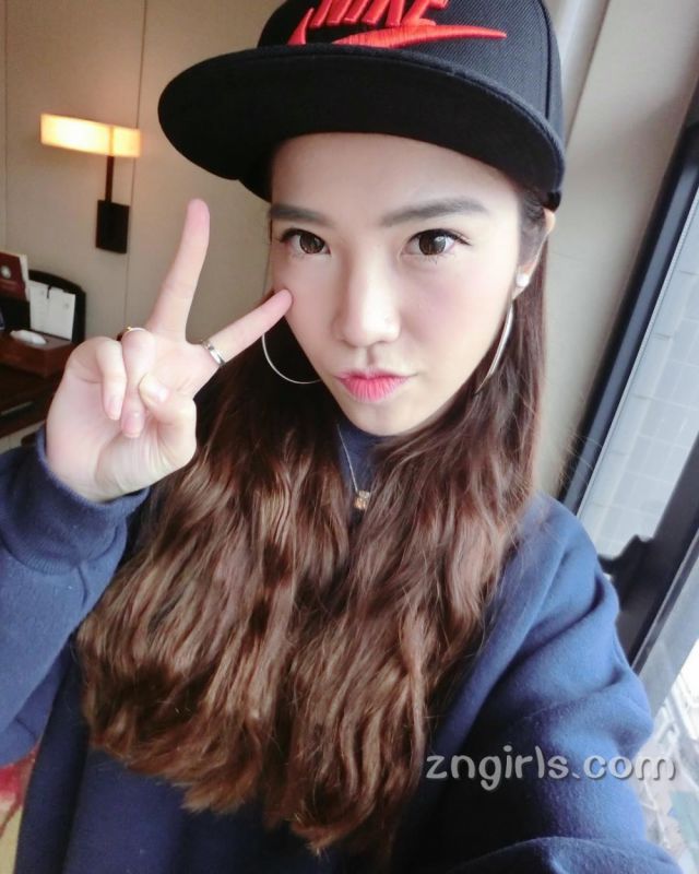 美女歌手P泳伦私房清纯写真