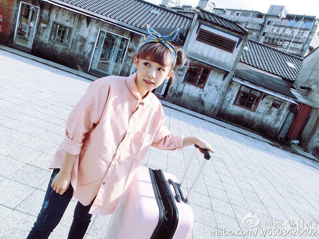 台湾中学生女神纪卜心清纯自拍写真