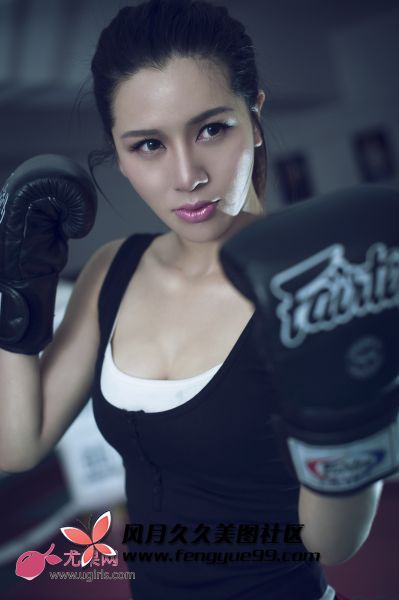 性感拳击宝贝杜乔大秀迷人乳沟