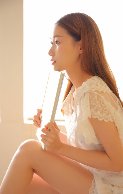 阳光美女清纯丰满内衣私房惹火身材玉足美腿写真