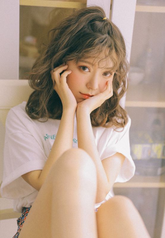 自然卷辣妹室内丰满身材狂野女孩写真