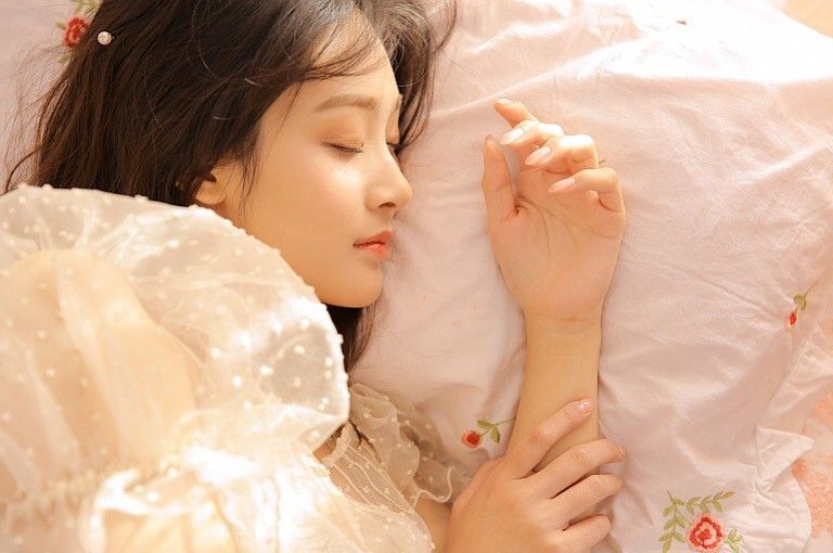长腿翘臀美女御姐床上粉红内衣诱惑性生活姿势写真