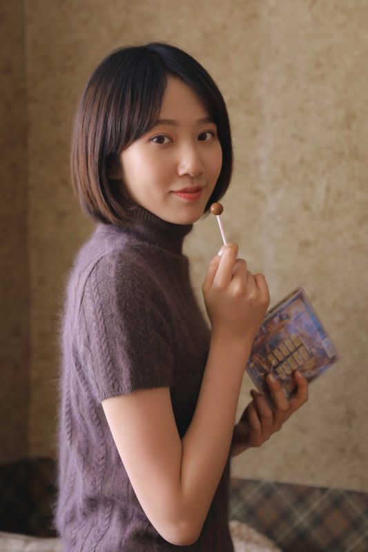 短发清纯气质美女可爱爽朗笑容私房内衣写真图片