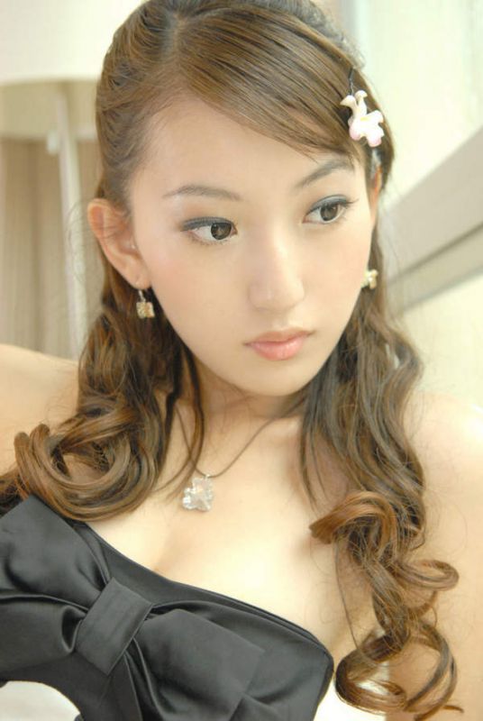 甜美女孩演绎黑色诱惑