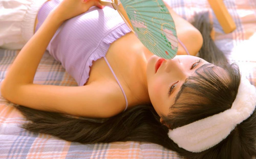 邻家美女房客长腿吊带背心性感私房天然诱惑图片