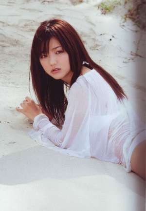 日本女优真野惠里菜海边诱人写照