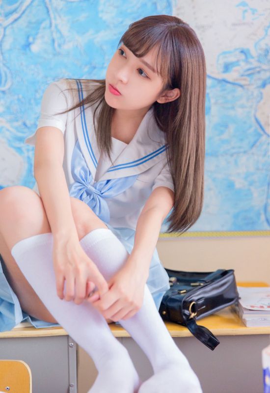 教室少女肤白貌美香艳玉足小清新写真