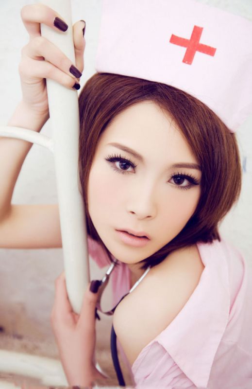 护士装美女范诗琪私房性感写真