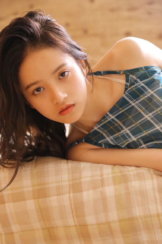 素人少女床上抚媚妖娆神情性感火辣写真