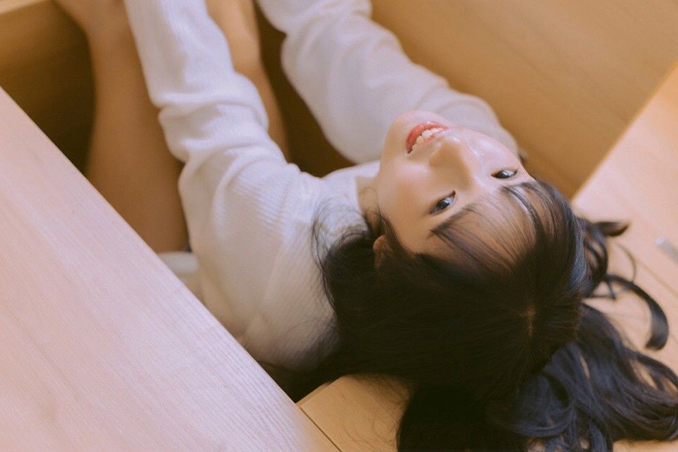 90后少女真空无内惹火惊艳甜美女孩写真