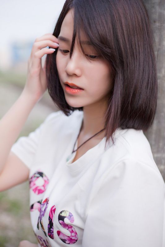 清新短发美女唯美养眼写真图片