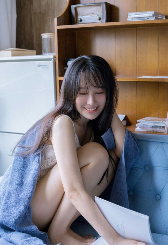 空灵气质美女酥胸吊带睡衣妖艳抚媚冰美人写真