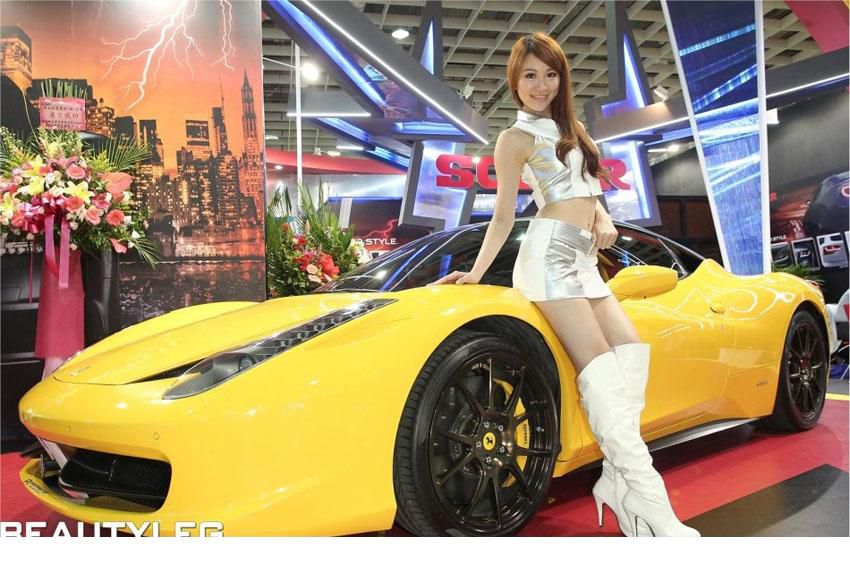 性感车模演绎长腿美足诱惑