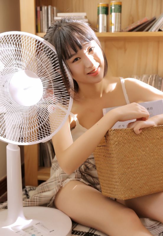 元气少女深V爆乳性感吊带美女图片