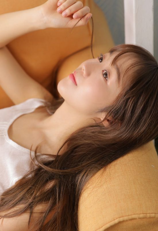 清纯巨乳美女室内裸足内衣人体艺术照性感图片