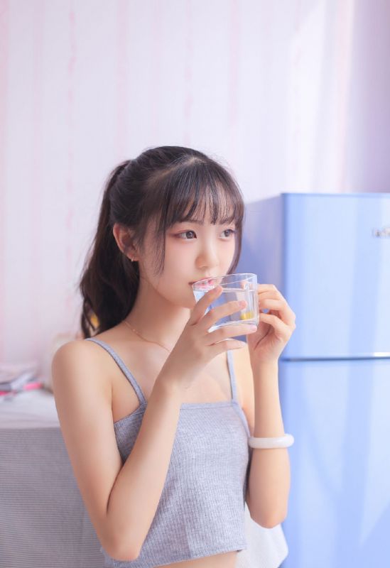 马尾辫清纯少女私房长腿吊带性感香肩写真