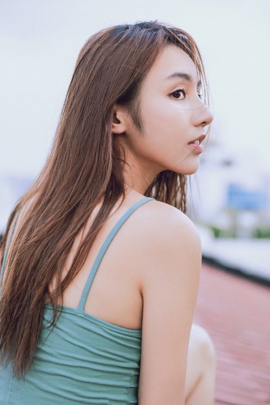 运动少女户外湿身大奶喷射大腿写真