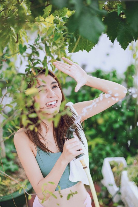 运动少女户外湿身大奶喷射大腿写真