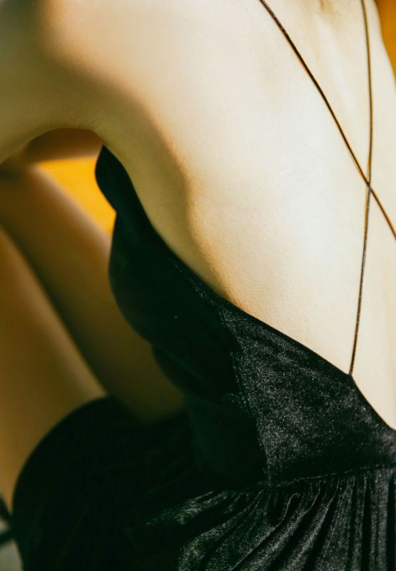 性感美少女胳肢窝美腿玉足丰韵白嫩写真