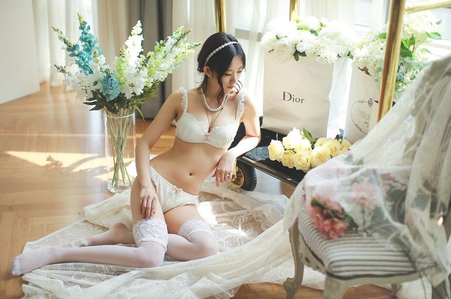 蕾丝内衣美女模特风情诱人的私房艺术照片